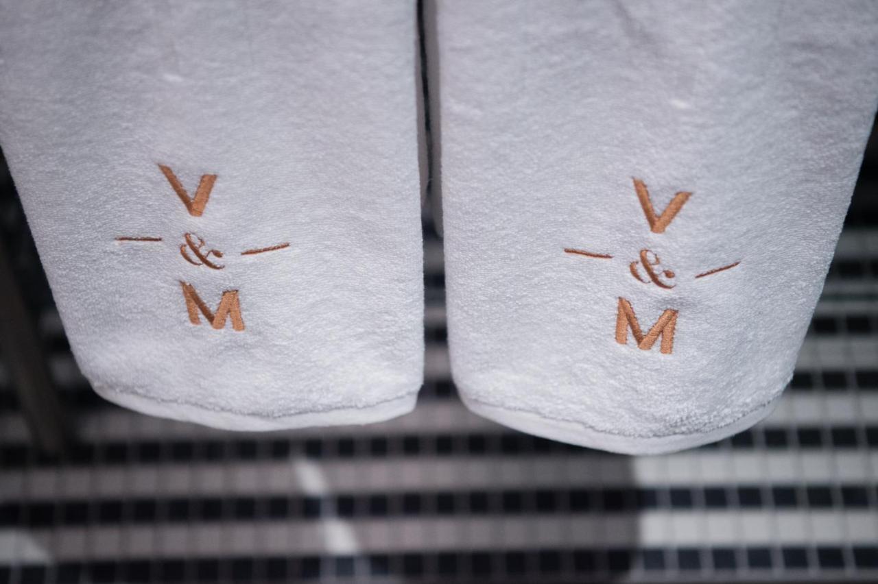 Vintry & Mercer Hotel - Small Luxury Hotels Of The World Londen Buitenkant foto The V&M logo on the sleeves of the V&M uniform