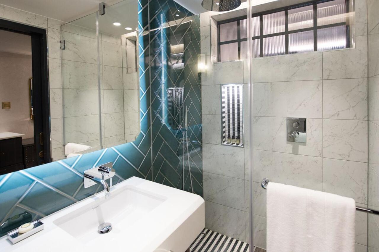 Vintry & Mercer Hotel - Small Luxury Hotels Of The World Londen Buitenkant foto A shower enclosure